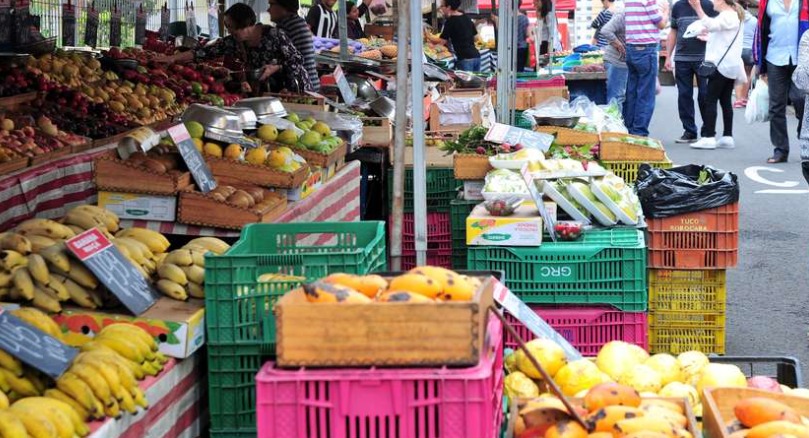 Feira livre com alimentos frescos no Brasil fora do mapa da fome.