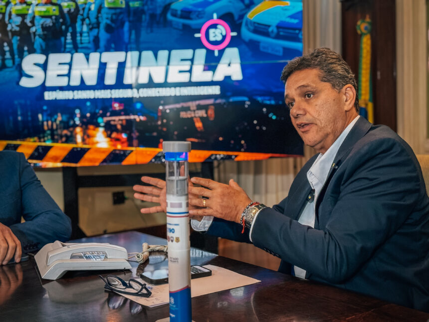 Governador Ricardo Ferraço falando ao microfone no Palácio Anchieta durante o lançamento do Projeto Sentinela ES de videomonitoramento.