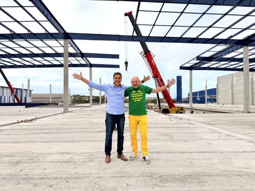 Governador Ricardo Ferraço visita as obras da loja Havan em Vila Velha ao lado do empresário Luciano Hang.