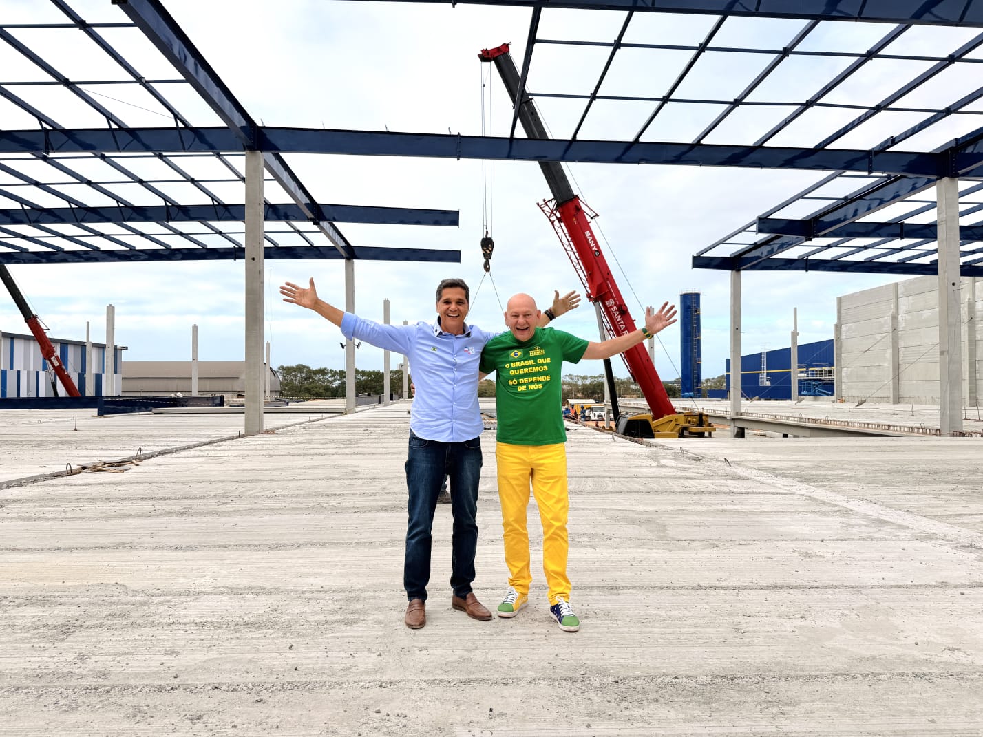 Governador Ricardo Ferraço visita as obras da loja Havan em Vila Velha ao lado do empresário Luciano Hang.