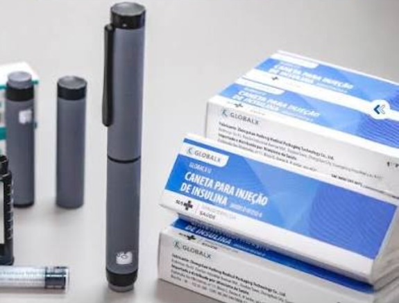 Caneta de aplicação de insulina distribuída pelo Governo Federal em cima de mesa médica.