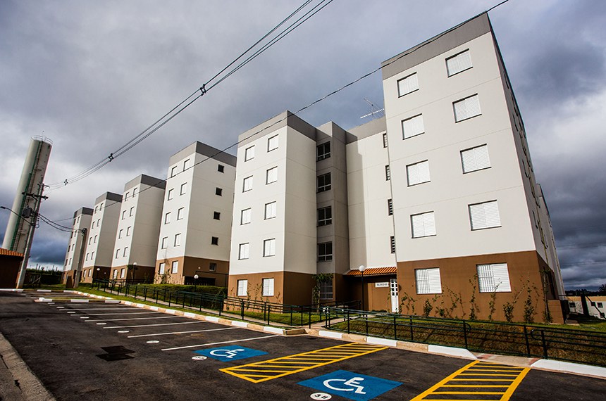Mão segurando chaves de apartamento novo representando o programa Habita Cariacica.