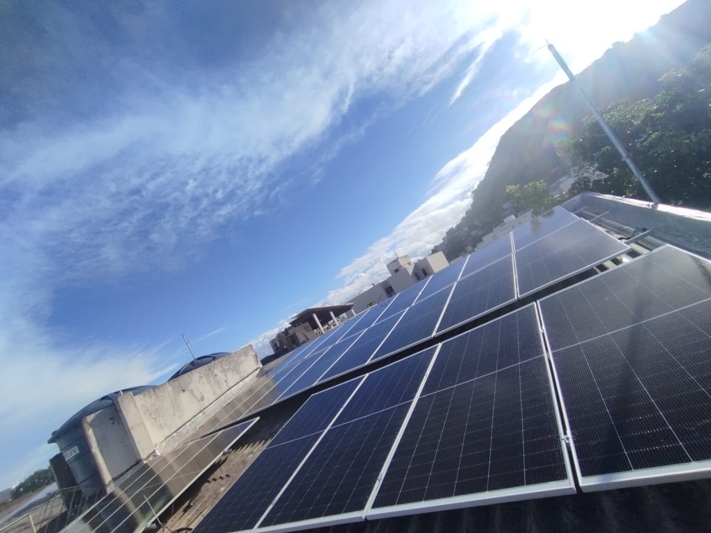 Painéis solares fotovoltaicos instalados no telhado do hospital estadual em Vila Velha.