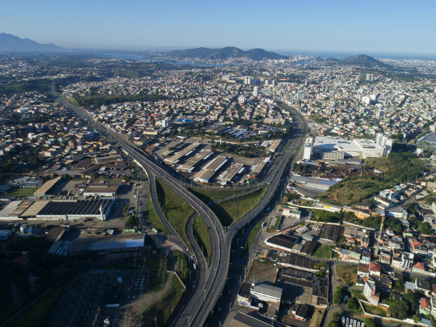 Vista aérea de centro logístico e rodovia em Cariacica, destaque nacional em importações
