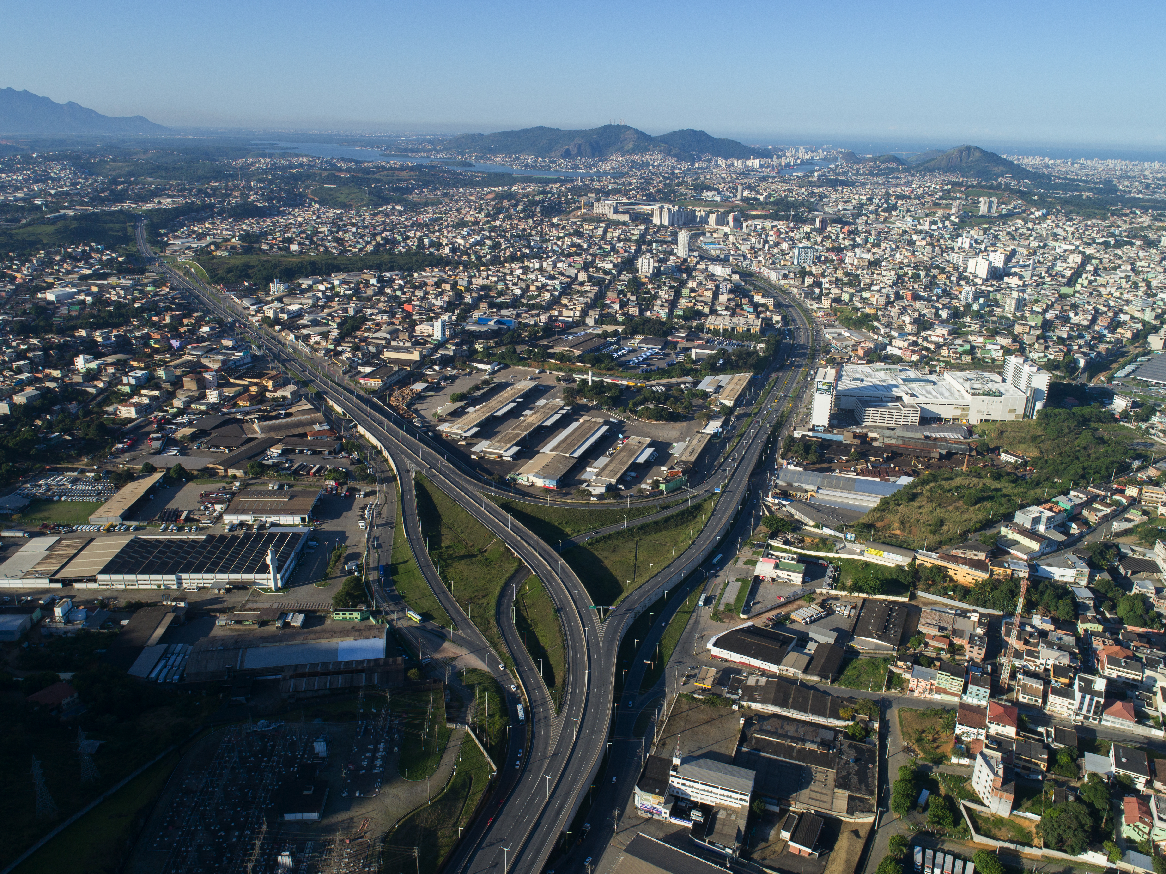 Vista aérea de centro logístico e rodovia em Cariacica, destaque nacional em importações