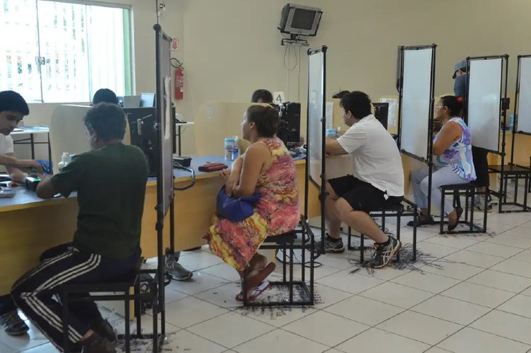 Atendimento presencial em agência do INSS, onde cidadãos sentados aguardam auxílio, ilustrando o momento em que o MPF recomenda que o INSS suspenda biometria obrigatória.