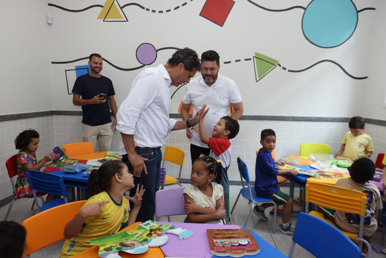 Governador Ricardo Ferraço em sala de aula com alunos durante anúncio de investimentos em Viana no ES.