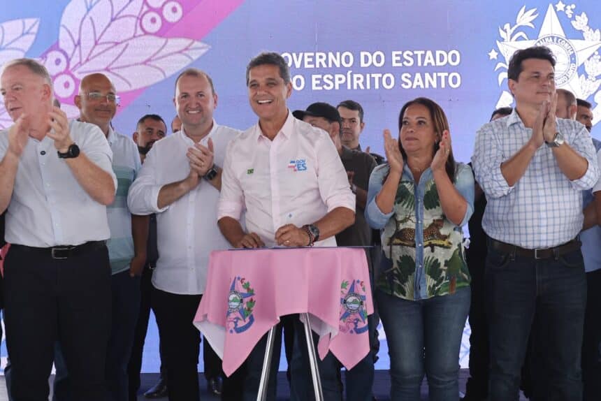 Governador Ricardo Ferraço inaugurando novos prédios públicos durante pacotes de investimentos em Sooretama.