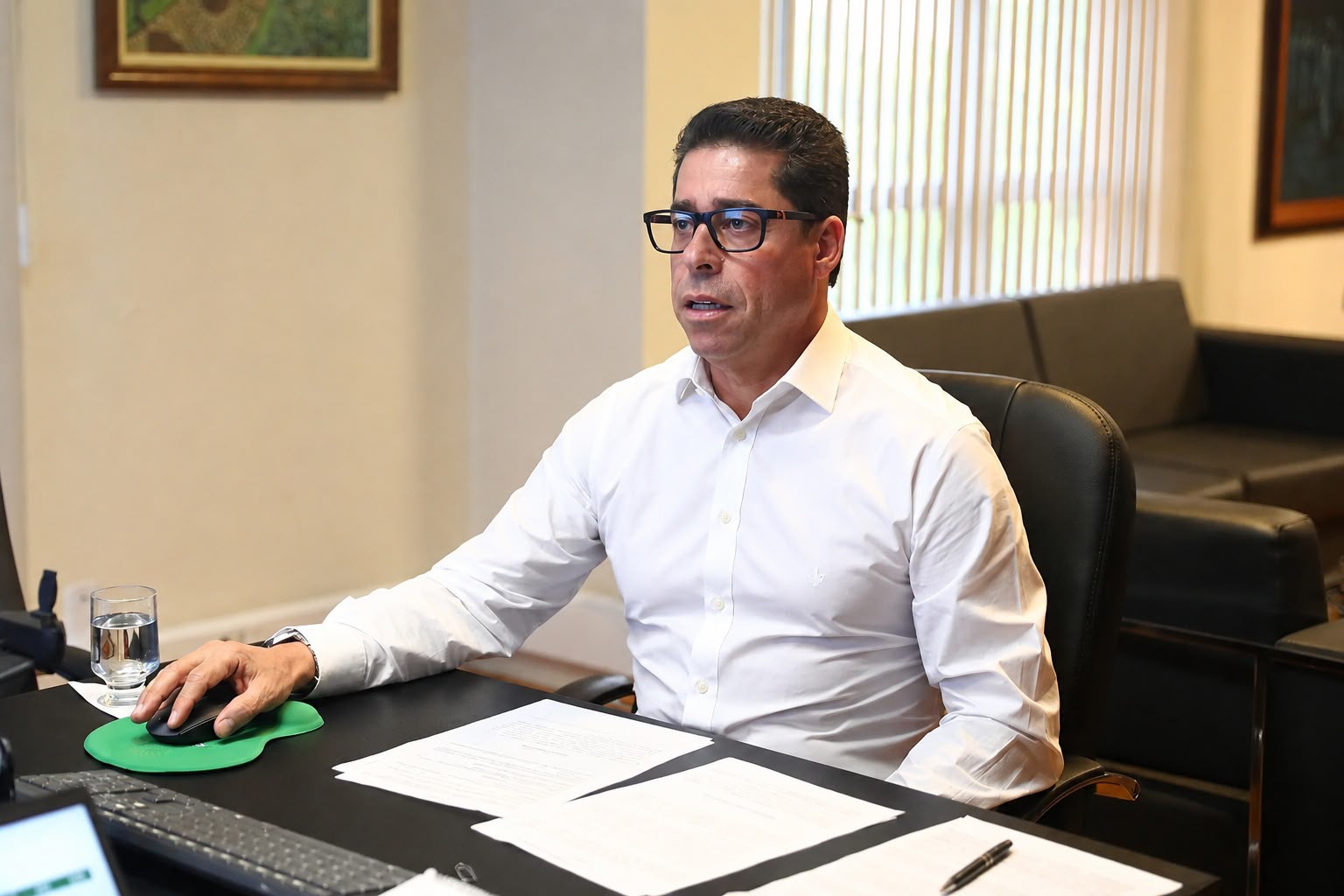 Plenário da Assembleia Legislativa do Espírito Santo com deputados durante votação de projeto de lei.