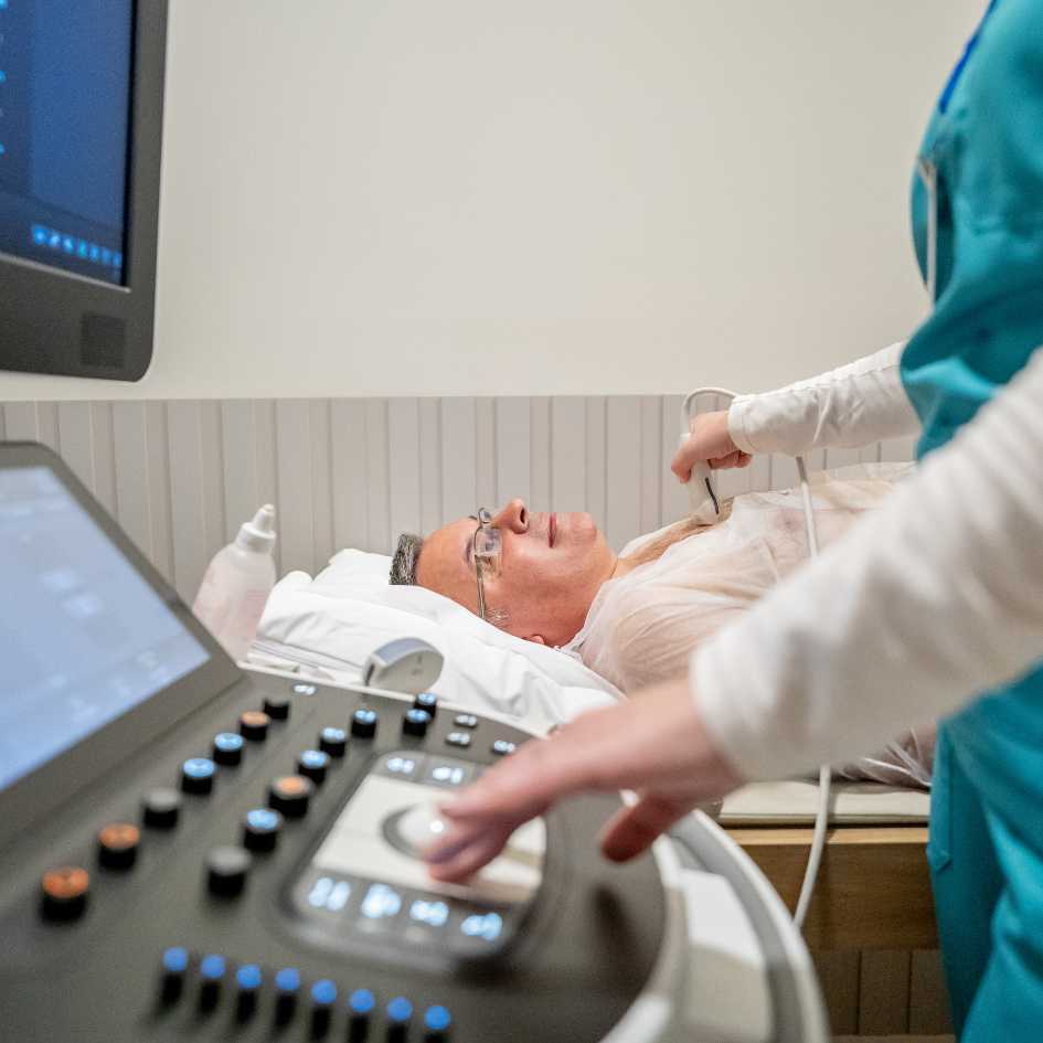 Paciente e seu parceiro em consultório médico exercendo o direito garantido pela Lei do Acompanhante.