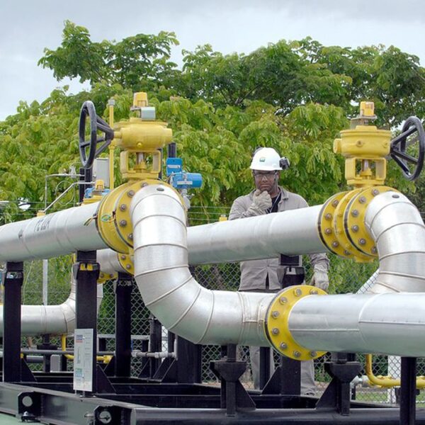 Estação de processamento e distribuição de gás natural no Espírito Santo mostrando tubulações metálicas industriais.