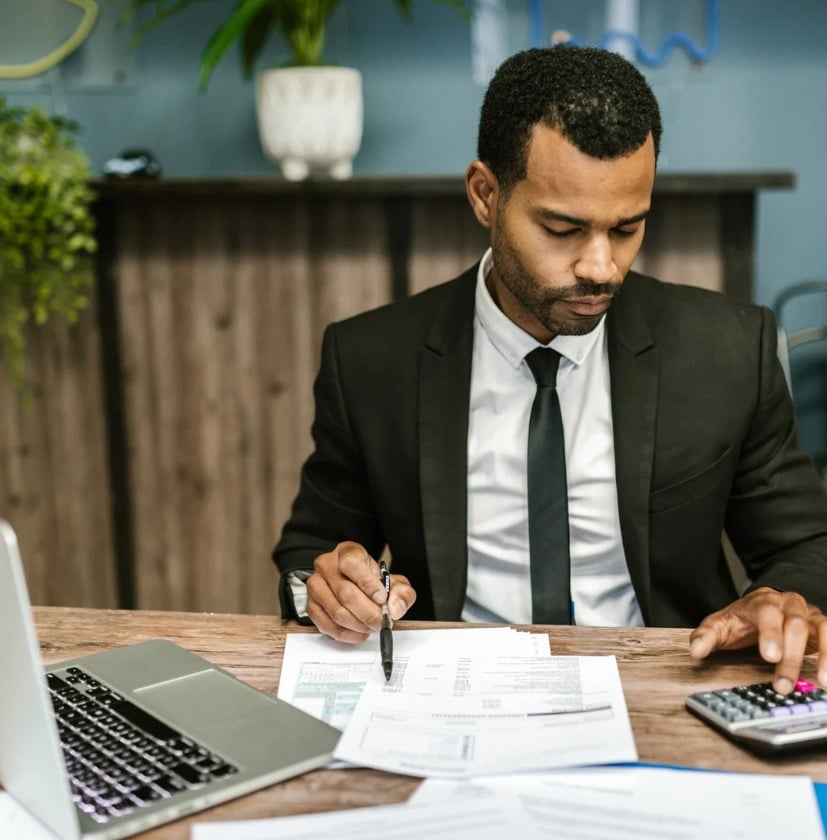 Contador de cabeça baixa analisando relatórios e planilhas de trabalho no escritório para o mercado de trabalho.