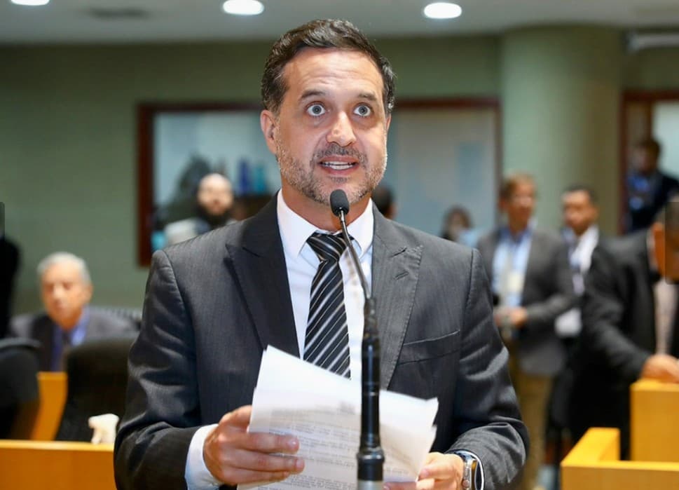 Professores e refeitório em foco com relação ao projeto de merenda escolar para 19 mil professores da rede pública estadual.