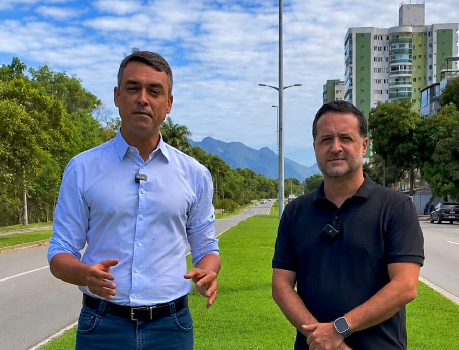 Fabrício Gandini e Bruno Malias em canteiro central de avenida avaliando obras do mergulhão em Jardim Camburi.