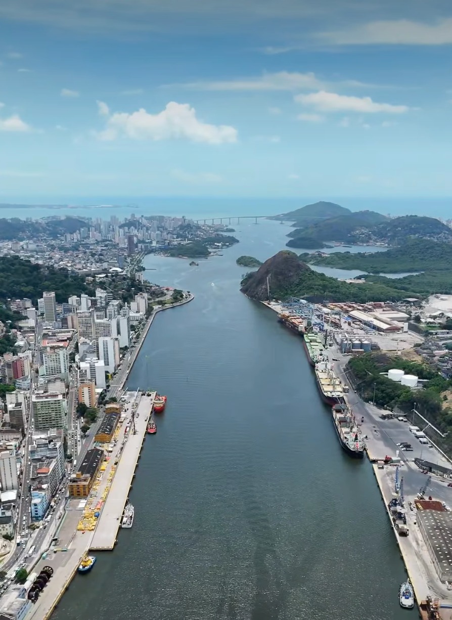 Navio cargueiro em porto capixaba representando as exportações do Espírito Santo afetadas pela nova taxação dos EUA.
