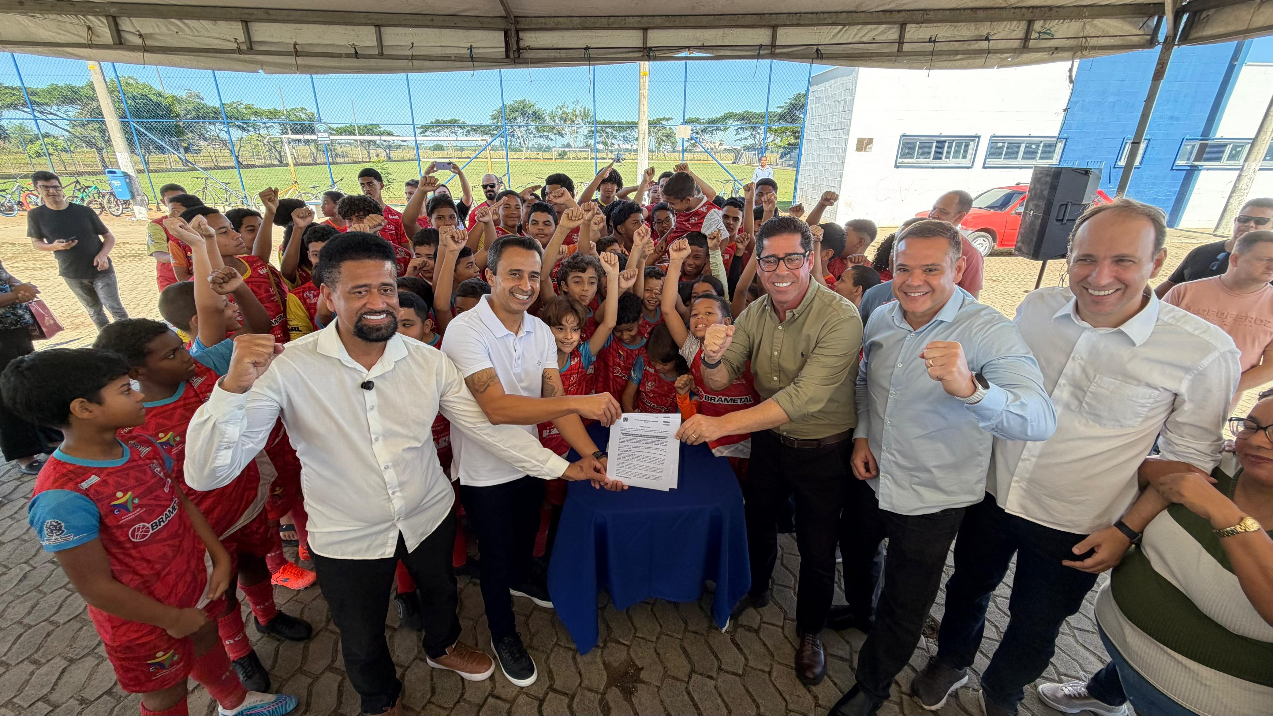 Deputado Marcelo Santos inaugurando a nova estrutura do complexo dos Campos Bom de Bola.