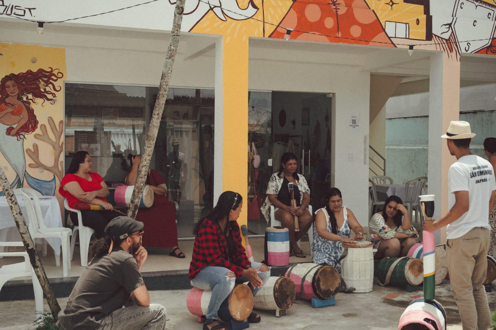 Participantes reunidos durante as oficinas gratuitas de arte promovidas em Guarapari.