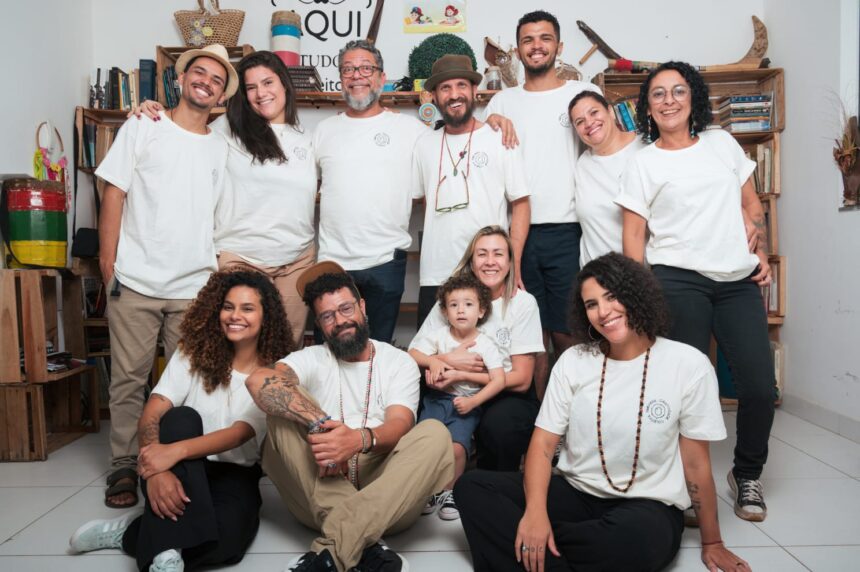 Moradores participando das oficinas gratuitas de arte na Casa Sinestésica em Guarapari.