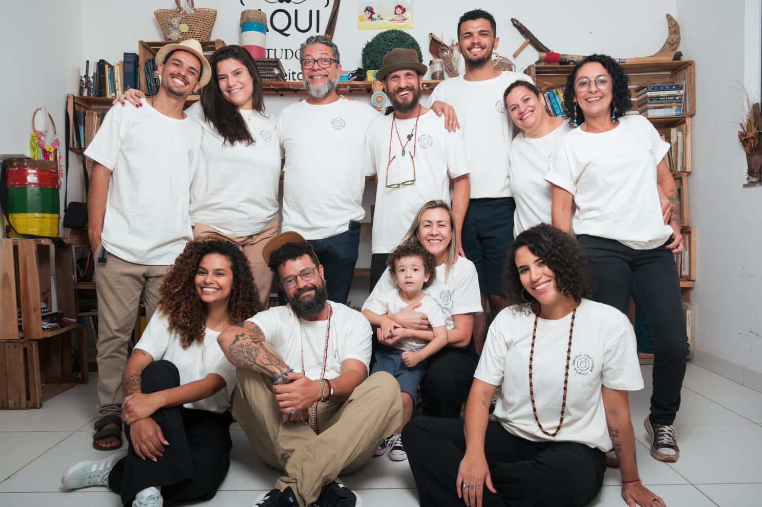 Moradores participando das oficinas gratuitas de arte na Casa Sinestésica em Guarapari.