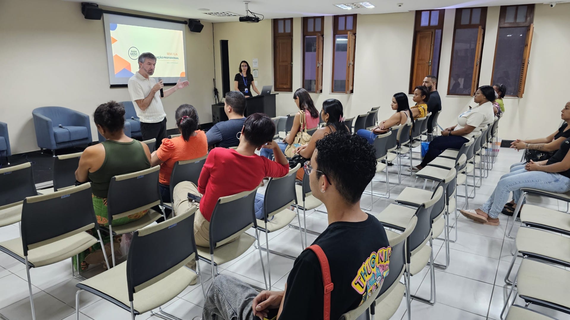 Alunos capixabas estudando em sala de aula do Sesc e aproveitando oportunidades de Ensino Médio gratuito.