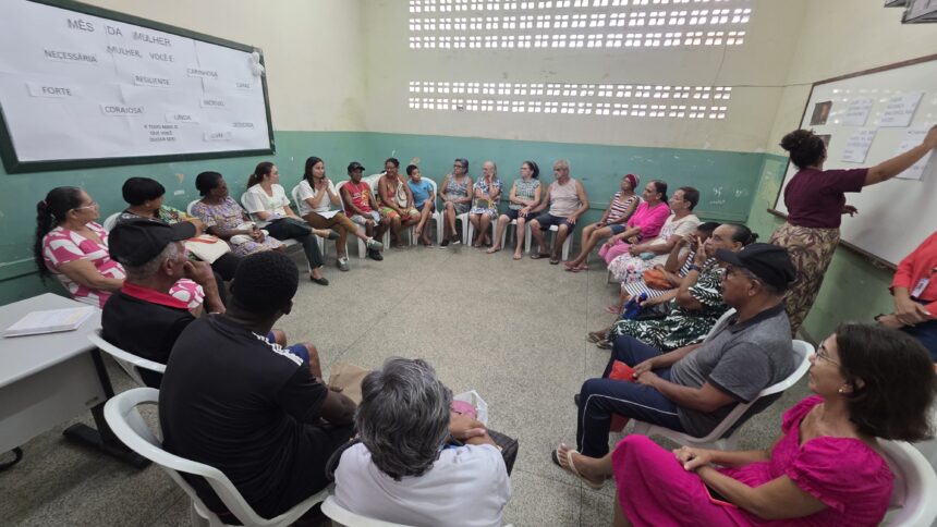 Ação do projeto Multi Itinerante com orientação em saúde para moradores de Vila Velha.