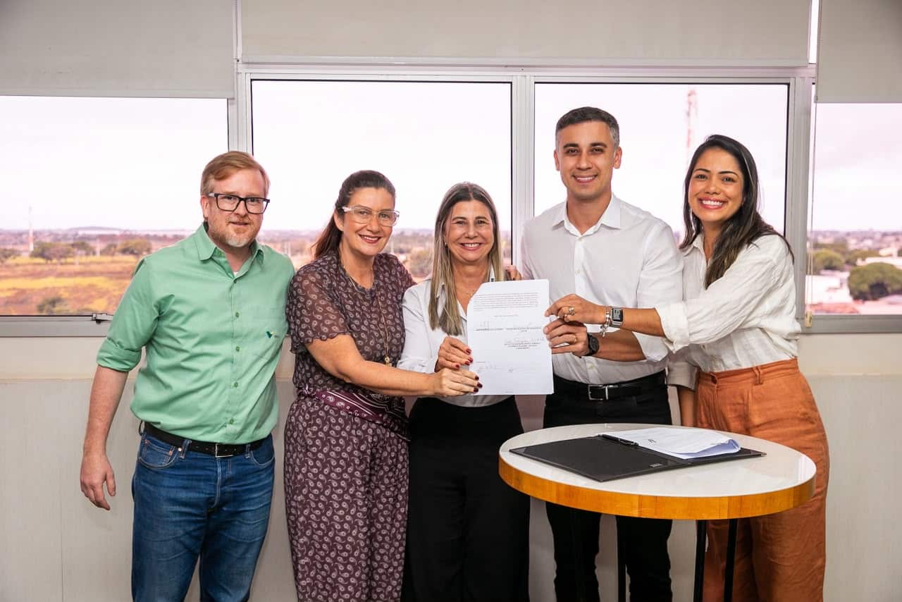 Prefeito Weverson Meireles e representantes da Vale reunidos sorrindo durante a assinatura do acordo de parceria entre Vale e prefeitura.