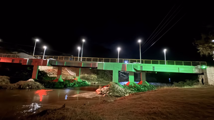 Iluminação cênica em LED na Ponte da Cachoeirinha sobre o Rio Benevente em Alfredo Chaves.