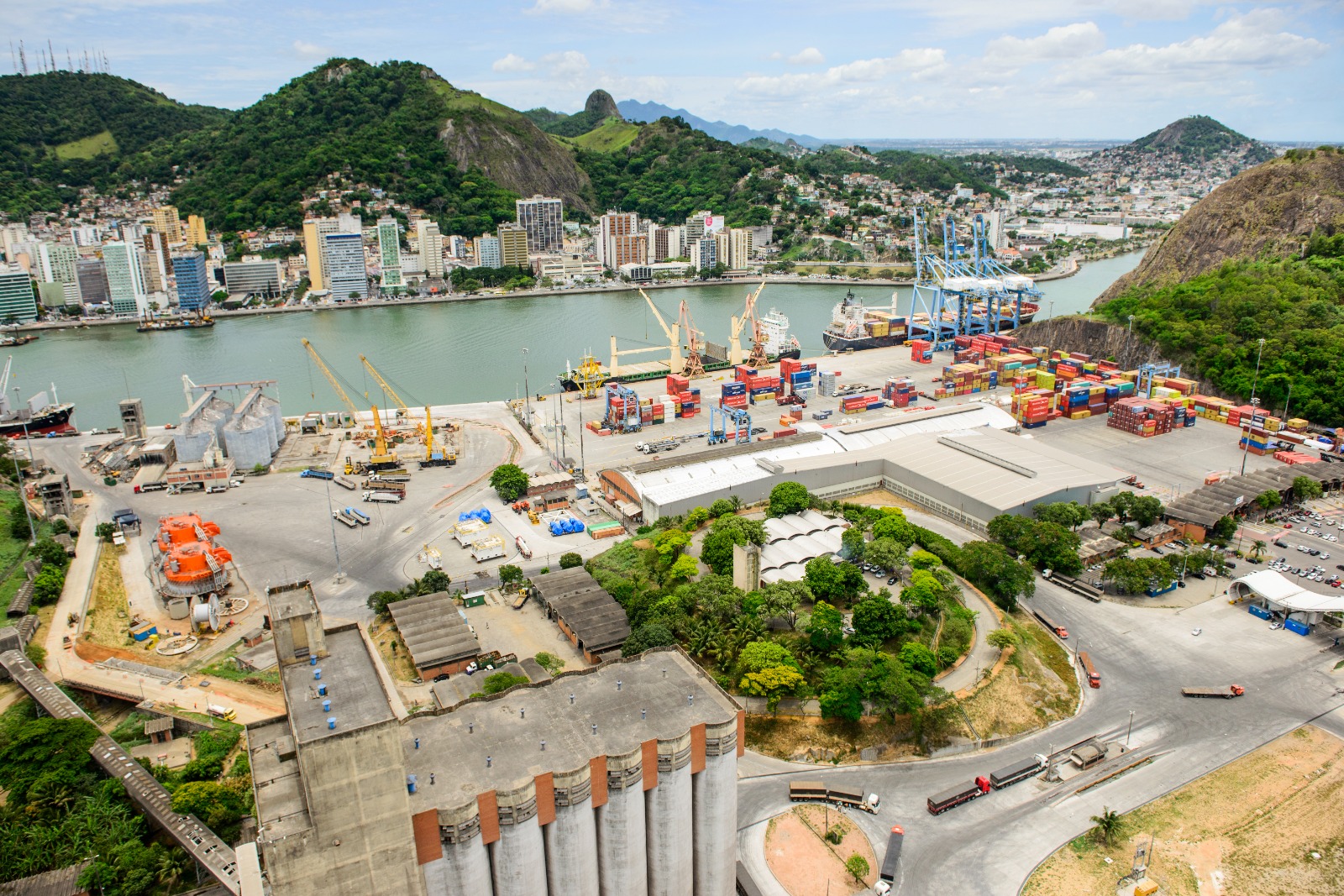 Vista do Porto de Vitória (ES) com movimentação de contêineres e navios cargueiros, ilustrando o impacto da nova tarifa comercial dos EUA.