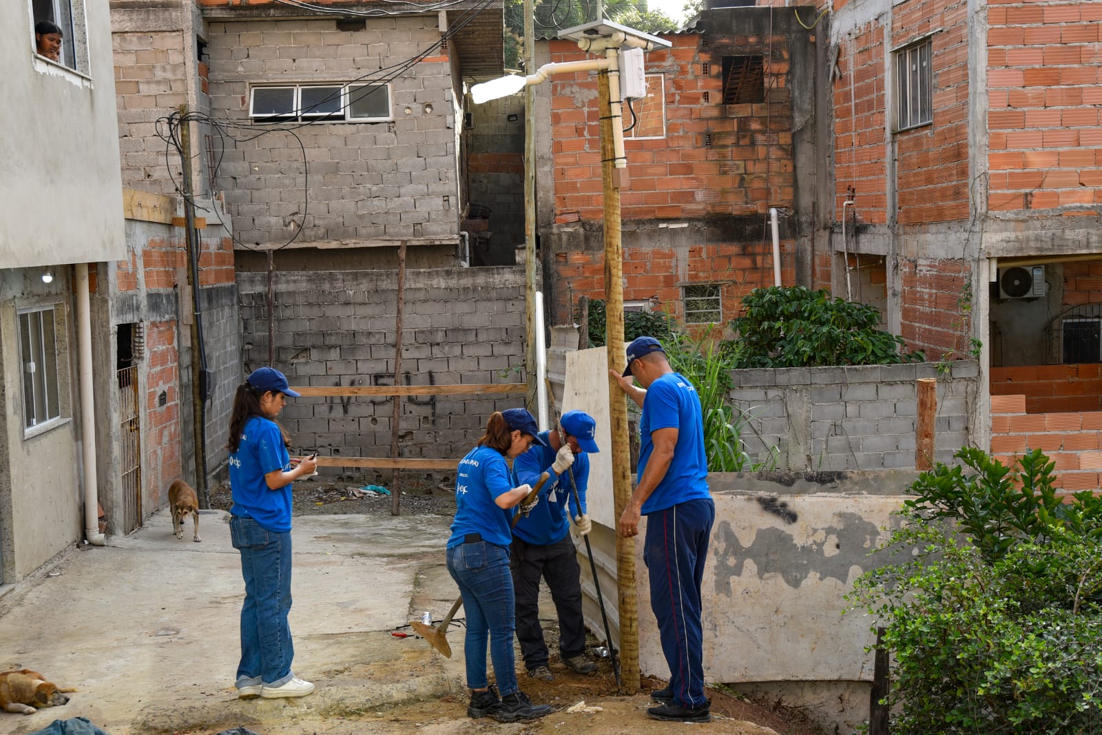 Poste de energia solar ecológico feito com garrafa PET instalado na comunidade de Acréscimo das Laranjeiras em Serra, Espírito Santo.
