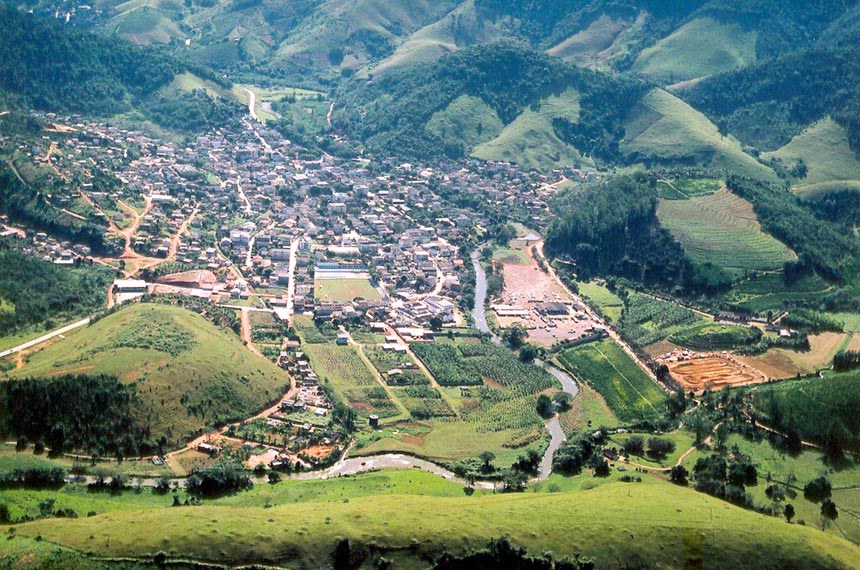 Vista aérea panorâmica das montanhas de Alfredo Chaves exibindo Rota Turística