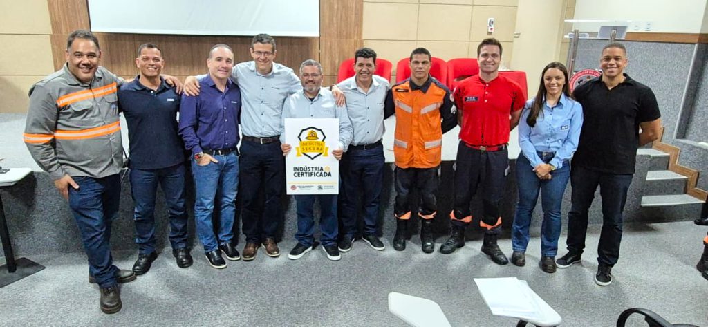 empresa Samarco recebendo o prêmio Selo Indústria Segura