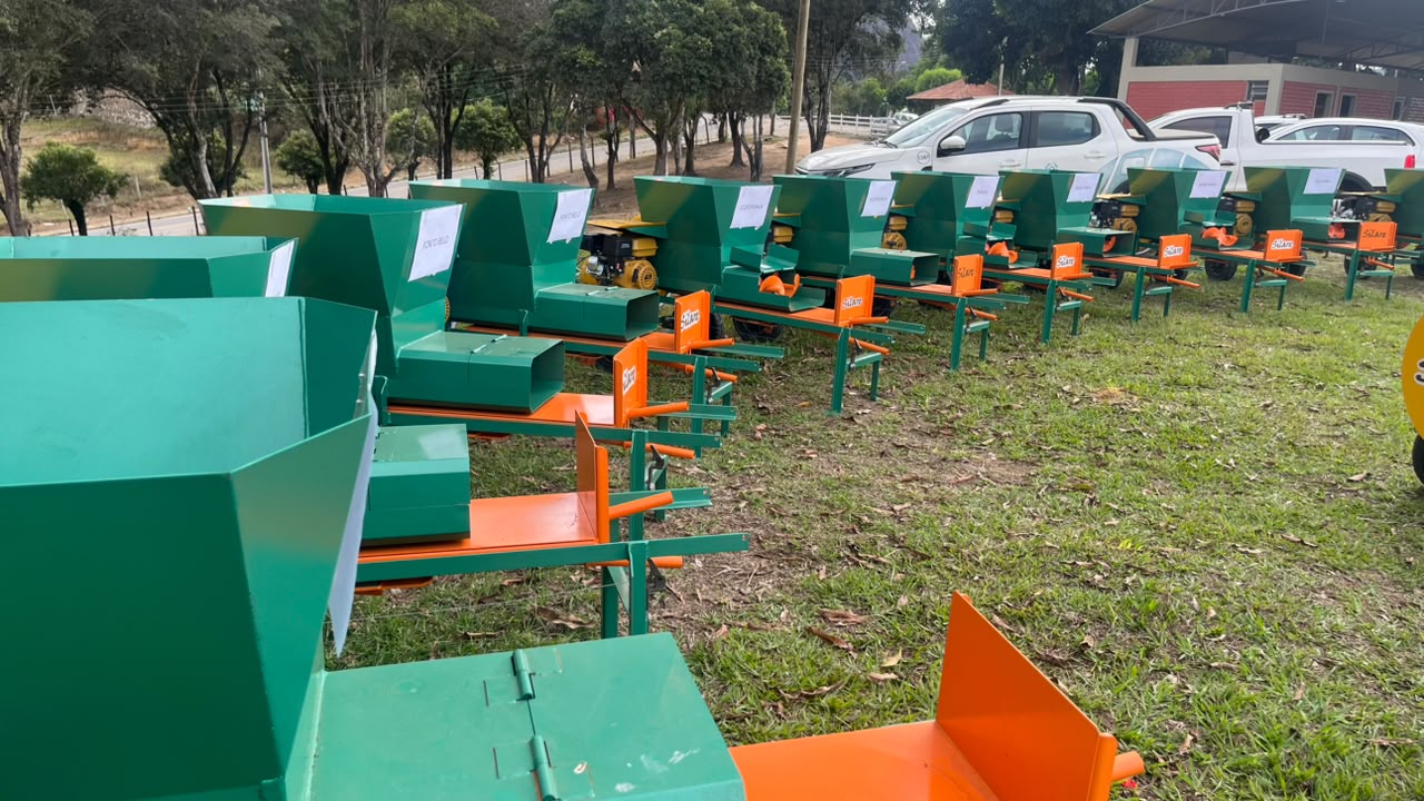 Ensacadoras de silagem entregues para modernização da pecuária familiar e proteção dos rebanhos capixabas.