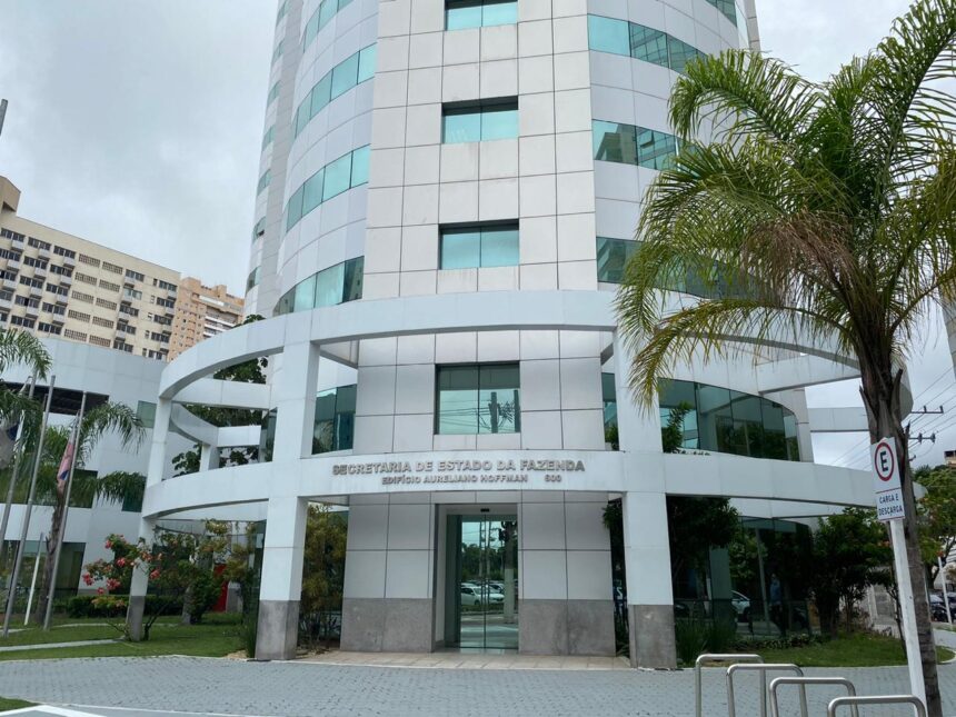 Fachada do prédio da Sefaz ES em Vitória, representando o órgão estadual no momento em que a Sefaz bloqueia MEI com irregularidades fiscais.
