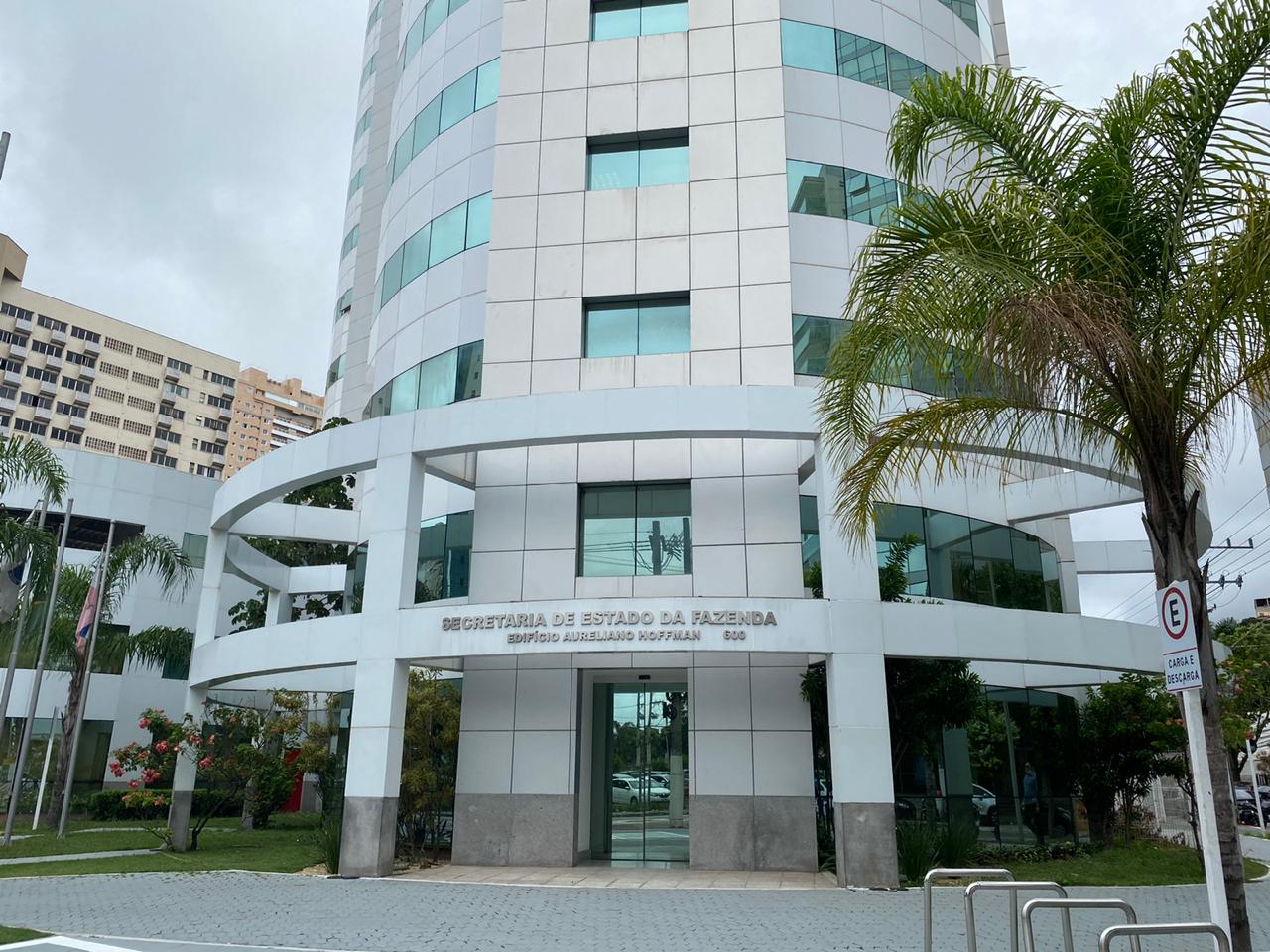 Fachada do prédio da Sefaz ES em Vitória, representando o órgão estadual no momento em que a Sefaz bloqueia MEI com irregularidades fiscais.