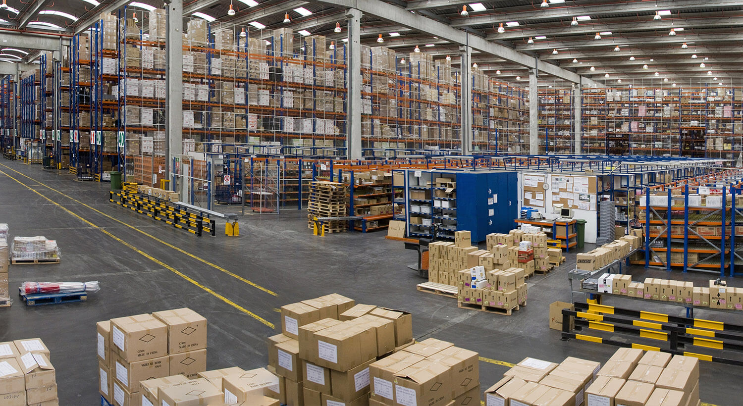 Galpão comercial preparado para funcionar como ponto de coleta oficial de plataforma de comércio eletrônico.