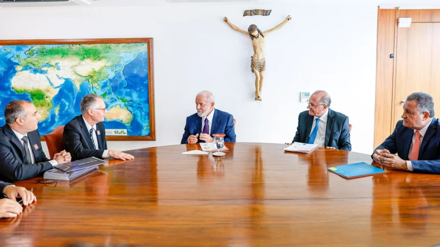 Reunião no Palácio do Planalto onde a Stellantis investe R$ 30 bilhões no Brasil com presença de autoridades.
