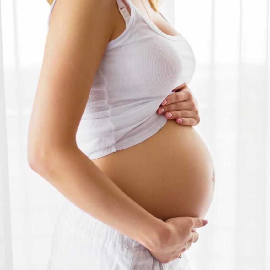 Coleta de sangue em gestante para o teste do pezinho antes do bebê nascer revela saúde genética.