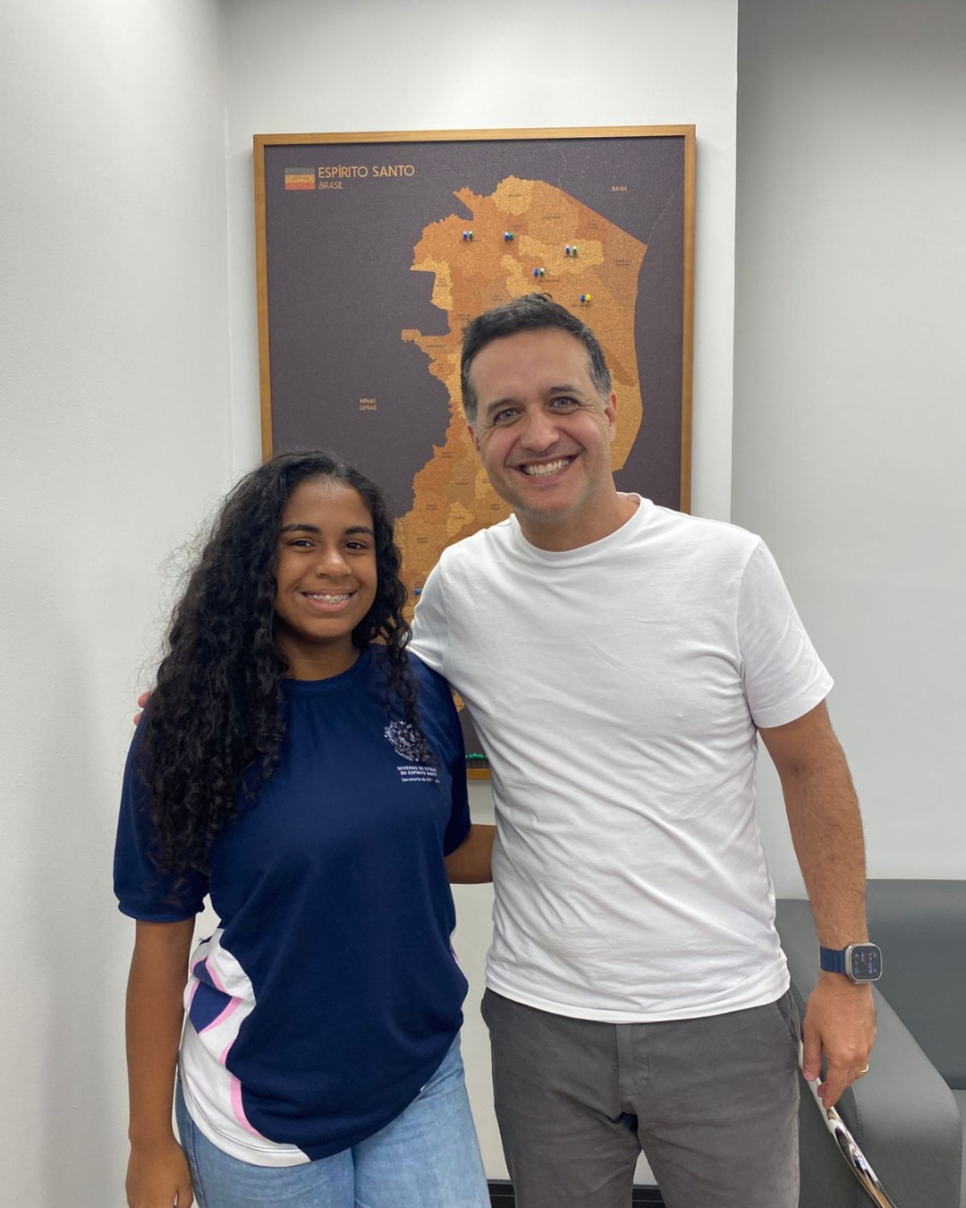Estudante da rede estadual do Espírito Santo vestindo o novo uniforme escolar gratuito permanente.