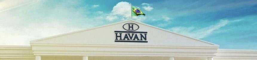 Fachada da nova megaloja da Havan em Vila Velha com a réplica da Estátua da Liberdade em destaque e placas indicando a abertura de vagas de emprego.
