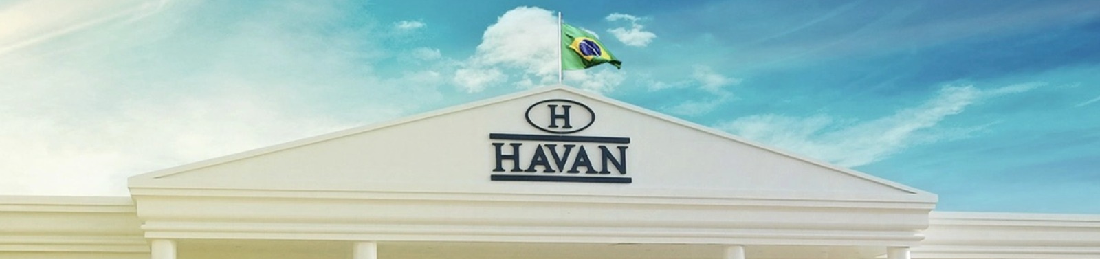 Fachada da nova megaloja da Havan em Vila Velha com a réplica da Estátua da Liberdade em destaque e placas indicando a abertura de vagas de emprego.