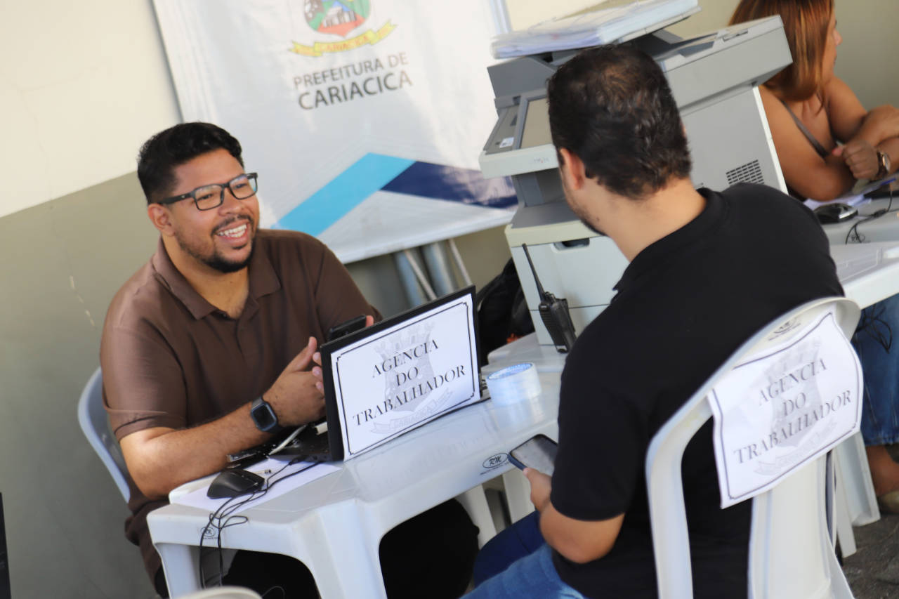 Atendimento ao público na Agência do Trabalhador buscando vagas de emprego em Cariacica.