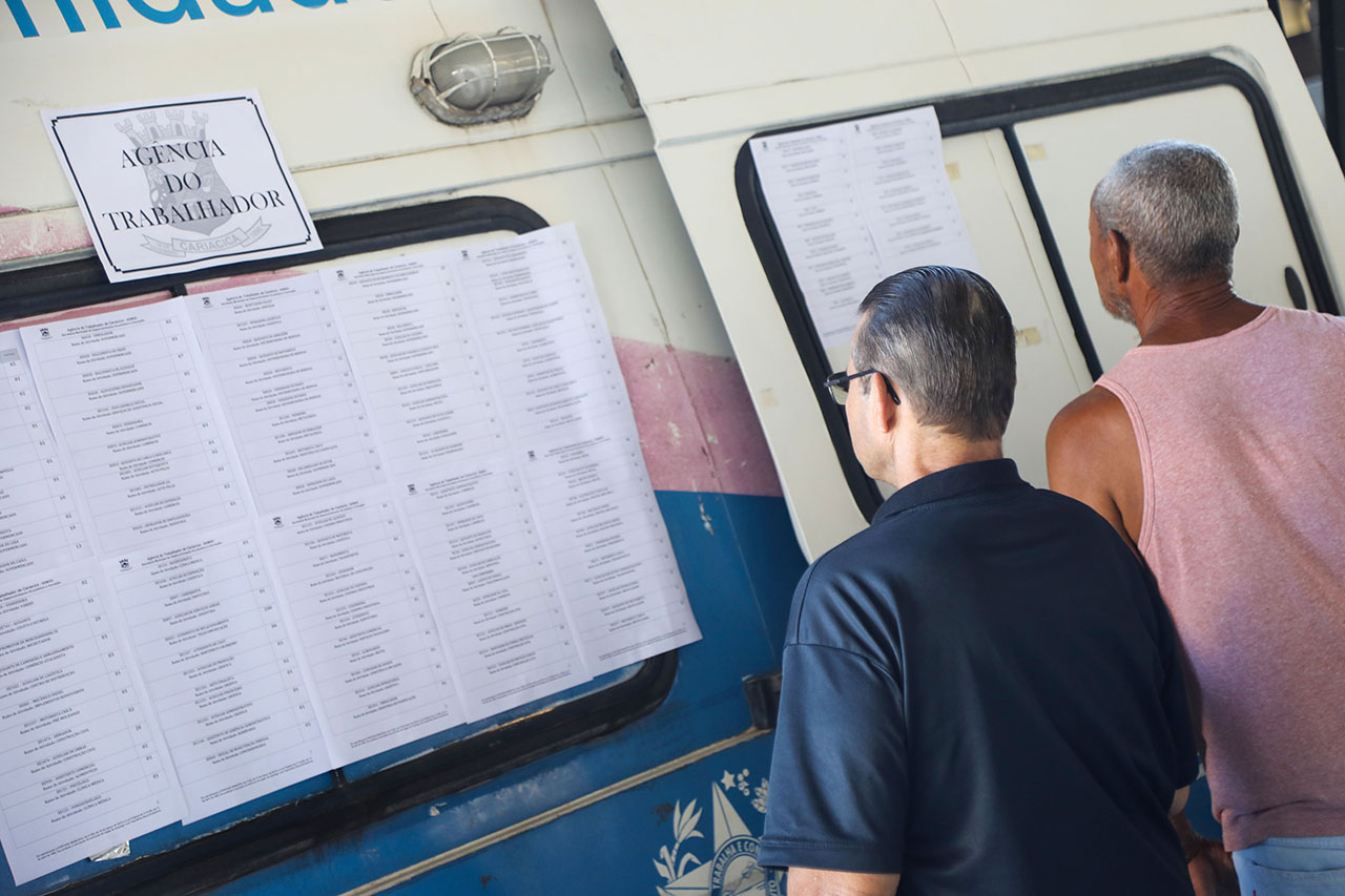 Fachada do Centro Administrativo de Cariacica onde funciona a Agência do Trabalhador com vagas de emprego abertas.