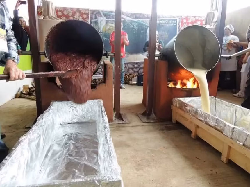 Preparo do doce de banana e requeijão na tradicional Virada dos Tachos em Alfredo Chaves.