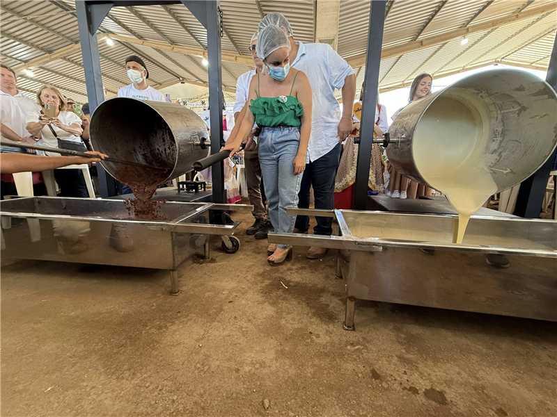 Festa da Banana e do Leite em Alfredo Chaves durante a tradicional virada dos tachos de doce com requeijão.