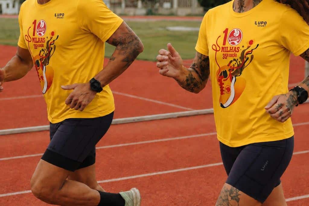 Camiseta oficial amarela da 35ª Dez Milhas Garoto com logotipo da corrida.