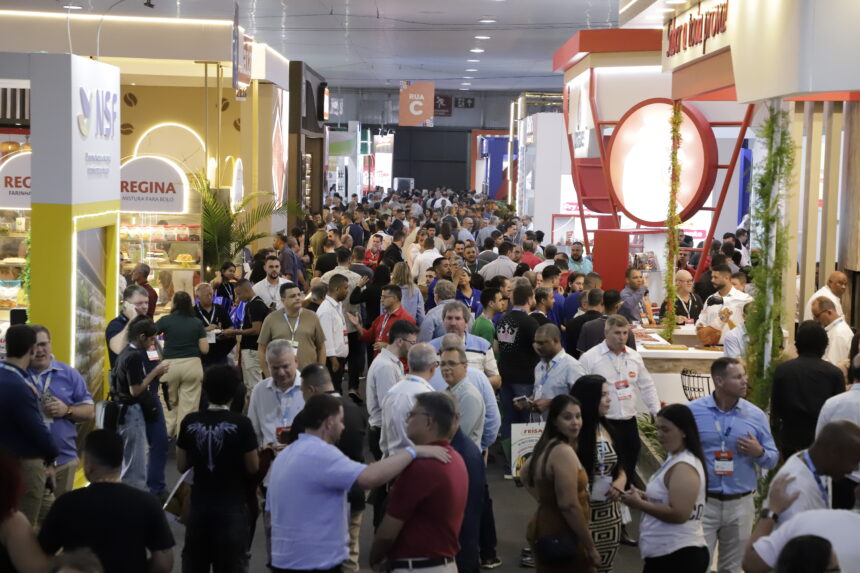 Estandes e empresários reunidos no Pavilhão de Carapina durante a Acaps Trade Show 2026.