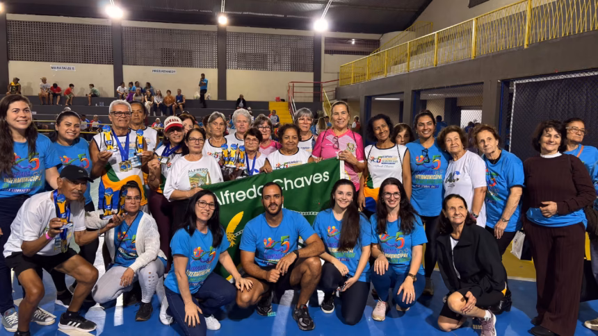 Atletas de Alfredo Chaves 2026 comemorando com medalhas de ouro e prata na Olimpíada da Melhor Idade.