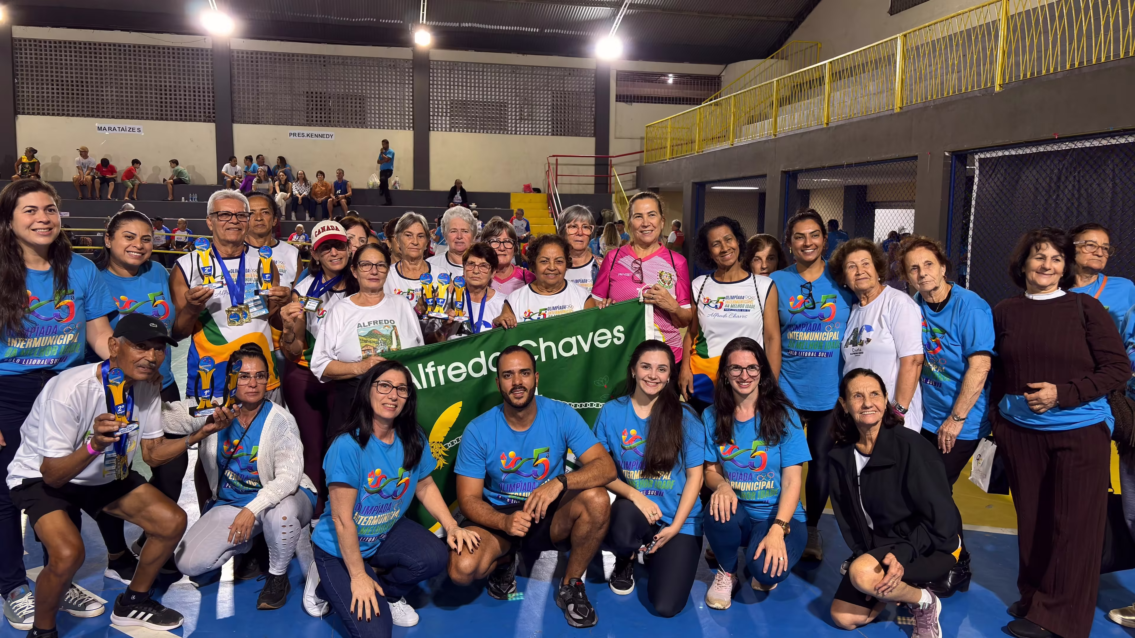 Atletas de Alfredo Chaves 2026 comemorando com medalhas de ouro e prata na Olimpíada da Melhor Idade.