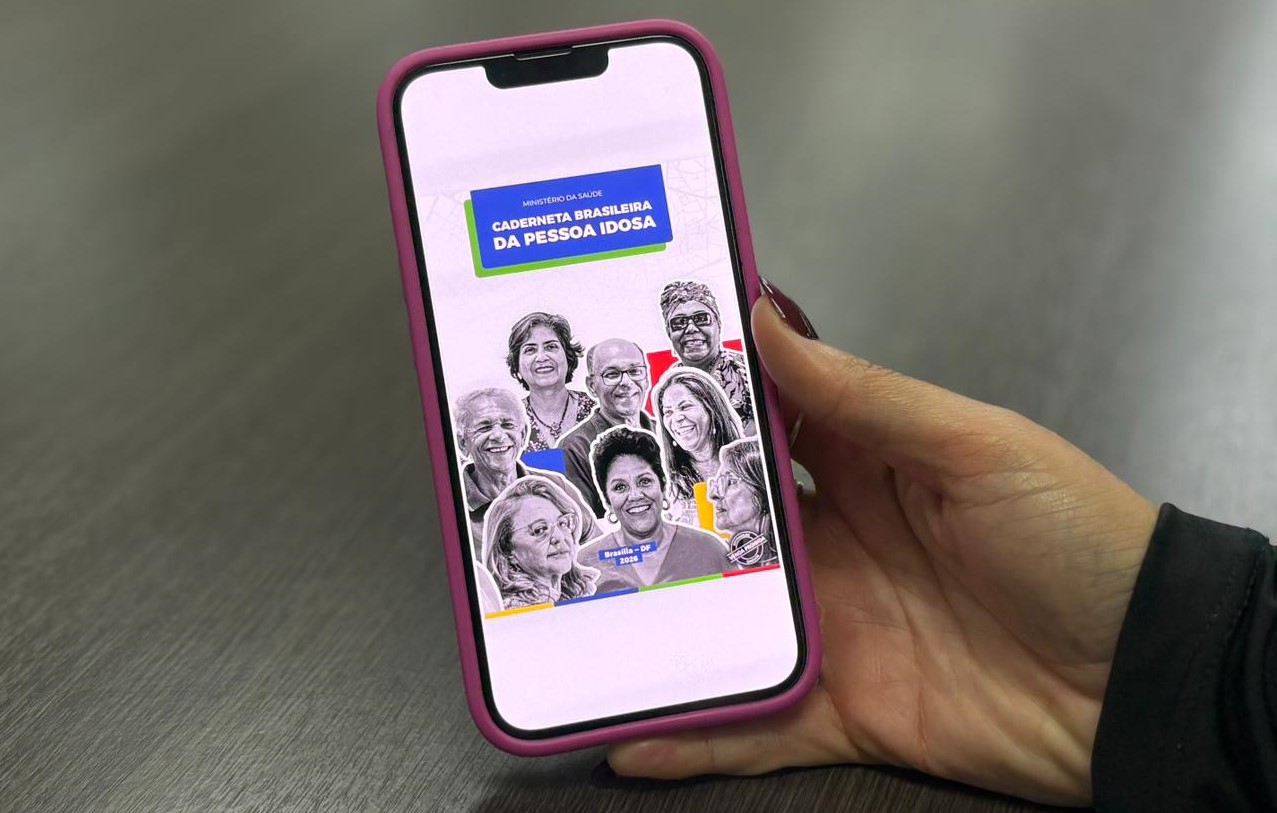 Mulher idosa utiliza o aplicativo da caderneta no celular para acompanhar suas informações de saúde.
