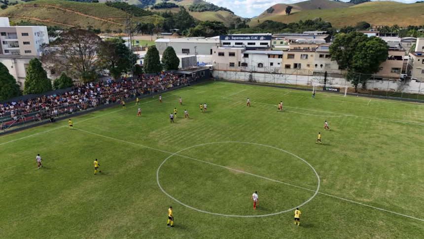 Atletas disputando partida do Campeonato Municipal de Futebol 2026 no Estádio Carlos Soares Pinto em Alfredo Chaves.